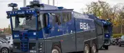 Berliner Polizei setzt Wasserwerfer zur Abkühlung gegen Hitze ein