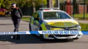 Brutale Messerattacke in England: Mann sticht Jugendlicher (17) in den Hals