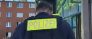 BVG-Bus rammt Laterne in Neukölln: Zwei Schwerverletzte