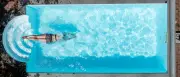 Dachpool-Abenteuer: Schwimmen über den Dächern Berlins