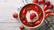 DDR-Erdbeersuppe: Kühlendes Dessert aus Omas Küche