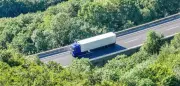 Defekter Lkw mit explosivem Peroxid legt A8 lahm – Evakuierungen laufen