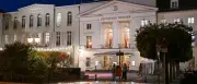 Deutsches Theater eröffnet Open-Air-Bühne mit Wal-Satire