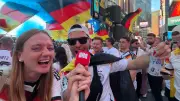 Deutschland-Fans feiern Undav am Times Square ausgelassen