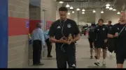 DFB-Star Felix Nmecha steigt mit Bibel aus Team-Bus in Houston