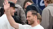 DFB-Torwart Oliver Baumann liest während der WM dieses Buch