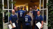 Dänisches Bistro nach Bayern-Star Olise benannt – Mitarbeiter tragen sein Trikot