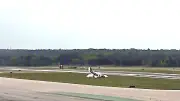 Drama am US-Flughafen: Kleinflugzeug stürzt nach Durchstarten ab