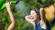 Einfache und skurrile Hitzetipps: Was wirklich kühlt