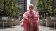 ela. veröffentlicht neues Album „Pinke Plüschjacke“ und startet Charity-Auktion