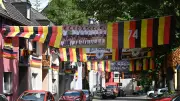 Essen: Superfan Achim schmückt Straße mit 500 Flaggen zur WM