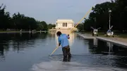 Fahndung nach Pool-Vandalin: Frau soll Trumps Reflecting Pool zerstört haben