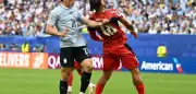 Fairplay-Kontroverse bei WM: Uruguayer hilft Gegner, lässt ihn dann liegen