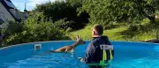 Feuerwehr rettet Rehkitz aus Pool in Aßlar