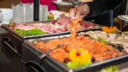 Fremdschämen am Buffet: Deutsche Touristen klauen Essen im Urlaub
