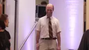 Gaga-Auftritt von „Dad“ sorgt für Aufsehen bei Pressekonferenz