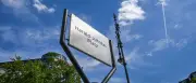 Gedenktafel für Harald Juhnke nach Vandalismus erneuert