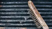 Gesundheitsgefahr: Grillbürsten-Borsten können Verletzungen verursachen