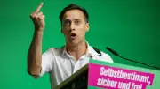 Grünen-Chef Achtermeyer zeigt Mittelfinger und wird wiedergewählt
