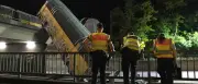 Güterzug-Waggons in München von Brücke gestürzt: Eine Person schwer verletzt
