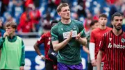 Hannover 96 verlängert mit Keeper Weinkauf – kreatives Video zur Vertragsunterzeichnung