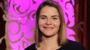 Hazel Brugger leuchtet am Times Square: Comedy-Star wird in USA gefeiert