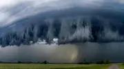 Heftige Unwetterfront: Donner, Blitze, Sturm und Hagel am Donnerstag