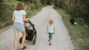Hitze im Kinderwagen: So schützen Sie Ihr Baby vor Überhitzung