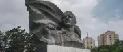 Hitze verschiebt Diskussion am Thälmann-Denkmal in Berlin-Pankow