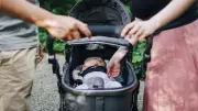 Hitzefalle Kinderwagen: Hebamme warnt vor tödlichem Fehler