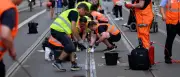 Hitzeschäden in Leipzig: Freiwillige helfen bei Straßenbahn-Reparatur