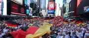 Hunderte Deutschland-Fans feiern am Times Square vor Ecuador-Spiel