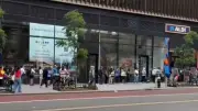Hunderte New Yorker stehen Schlange für erste Aldi-Filiale in Manhattan