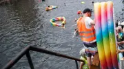 Hunderte protestieren schwimmend in der Spree gegen Badeverbot