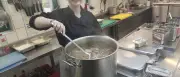 Im Lichtenberger Kaskelkiez: Restaurant bildet Jugendliche zu Köchen aus