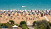 Italienischer Strand: Eigener Bereich für Alleinreisende in Bibione