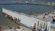 Italienisches Strandbad trennt Männer und Frauen per Mauer – Touristen empört