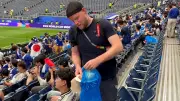 Japan-Fans räumen nach WM-Aus gegen Brasilien Tribüne auf
