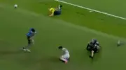 Kameramann bei WM-Spiel schwer getroffen – Crash im Video