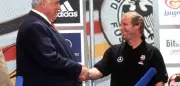 Kanzler und Bundestrainer: Merz und Nagelsmann fremd, Kohl und Vogts einst Freunde
