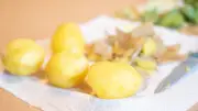 Kartoffelpellen leicht gemacht: Trick mit Eiswasser
