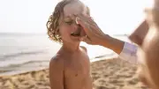 Kind verweigert Sonnencreme? Experten-Tipps für Eltern