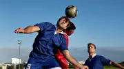Kopfbälle belasten Gehirn: Studie zeigt Anstieg von Biomarkern bei Amateurfußballern