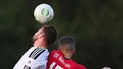 Kopfbälle hinterlassen Biomarker-Spuren im Blut von Amateurfußballern