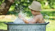 Kopfschutz bei Sonne: Warum Hüte für Kinder lebenswichtig sind