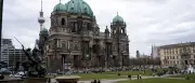 Kreuz aus Rettungswesten am Berliner Dom zum Weltflüchtlingstag