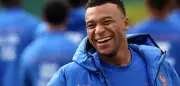 Kylian Mbappé blamiert sich mit Querflöte in TV-Show