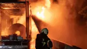 Lkw fängt auf Brücke Feuer: Straße und Bahnstrecke gesperrt