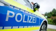 Lkw mit 5.300 Hühnern kippt bei Damme um – Fahrer verletzt