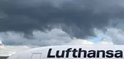 Lufthansa-Dreamliner am Frankfurter Flughafen eingeknickt